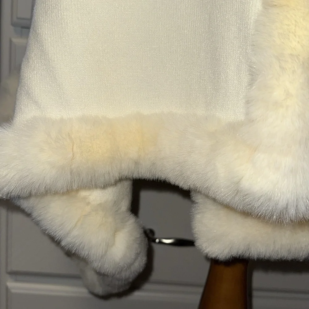 La Fiorentina Cream Faux Fur Accent Cape, one size, new